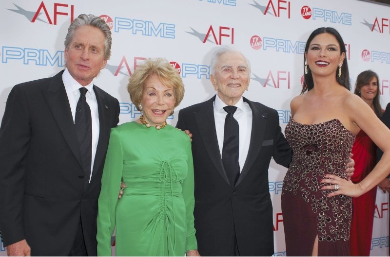 Michael Douglas a jeho rodičia Diana a Kirk Douglasovci, spolu s Catherine Zeta Jones 